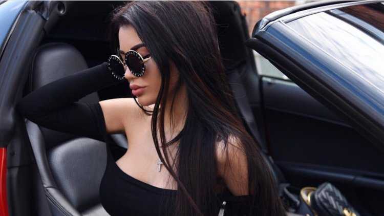 Очаровательная брюнетка