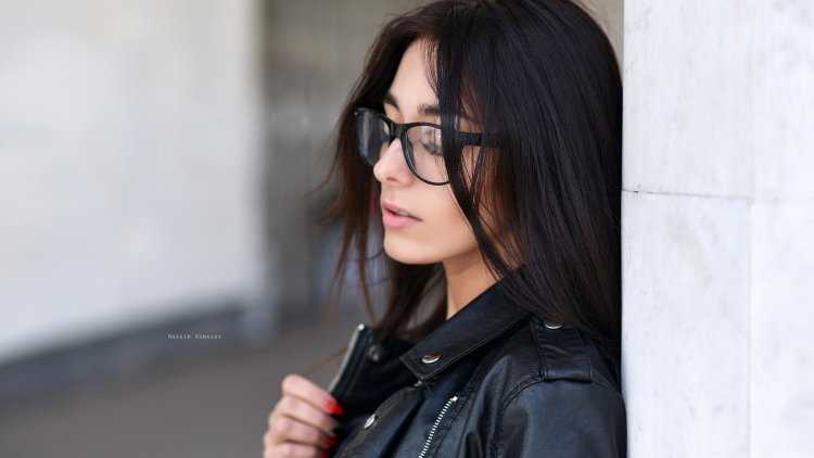 Женщина брюнетка в очках