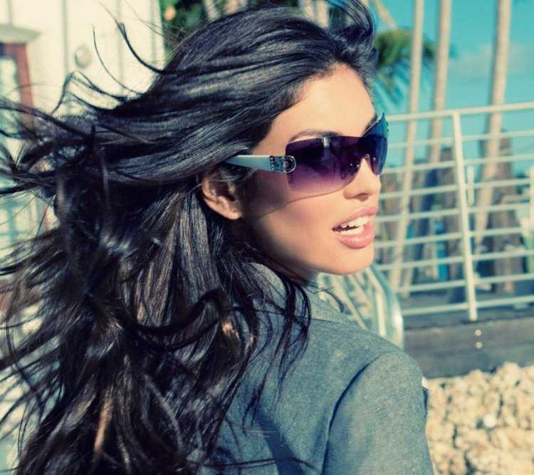 Брюнетка в солнечных очках