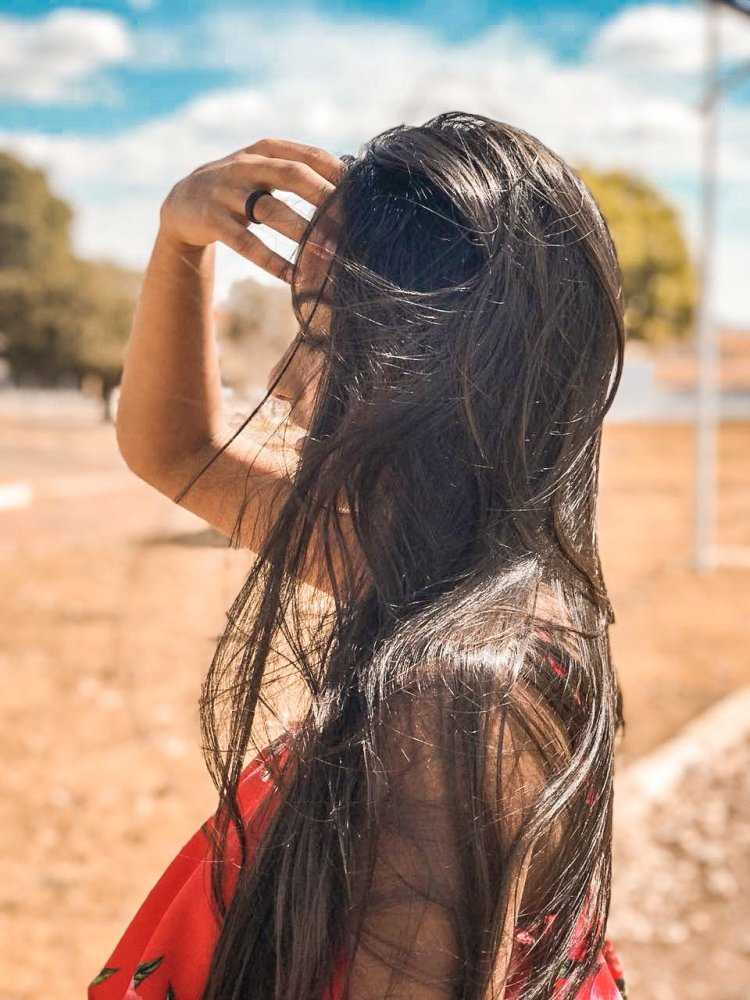 Брюнетка со спины с длинными волосами летом