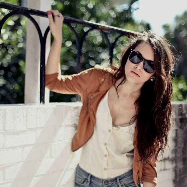 Шатенка в очках