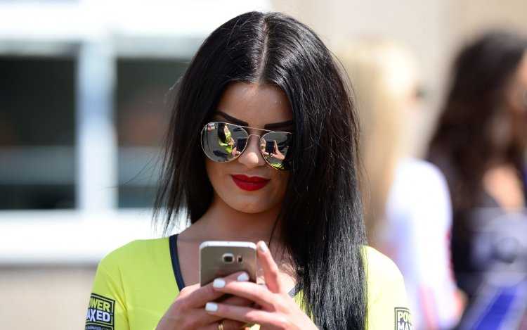 Девушка в очках с телефоном