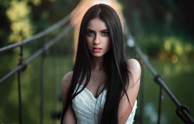 Длинноволосая красивая брюнетка4