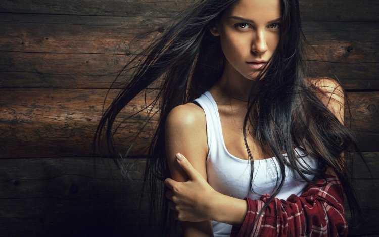 Черноволосая молодая девушка