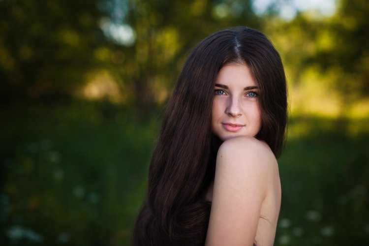 Шатенка с длинными волосами