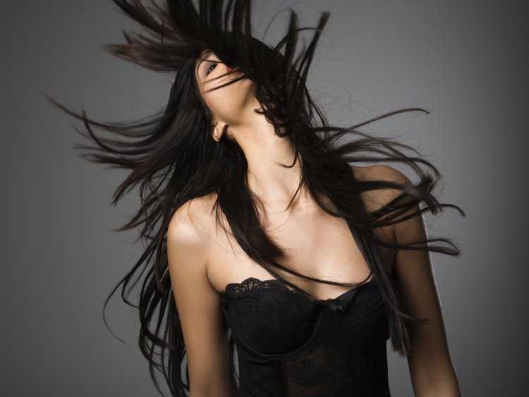 Девушка с длинными волосами на черном фоне