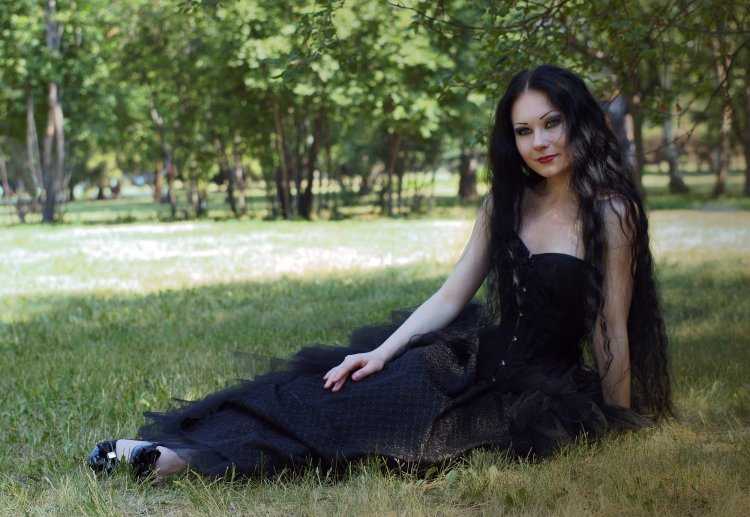 Девушка брюнетка с длинными волосами