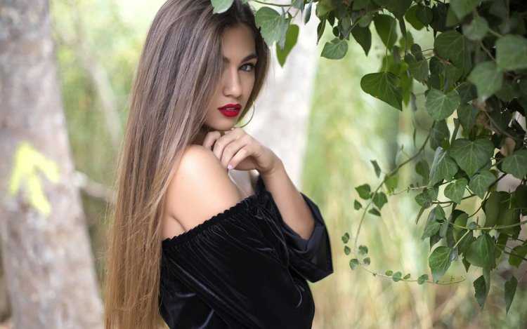 Шатенка с длинными волосами