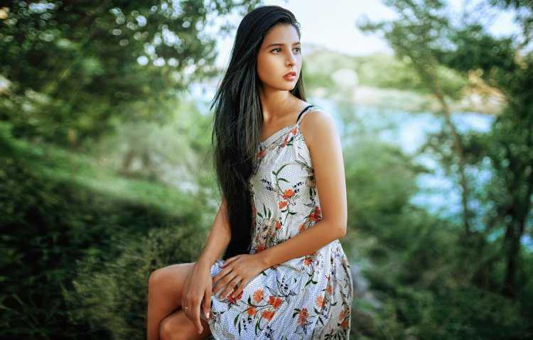 Брюнетки красотки на природе