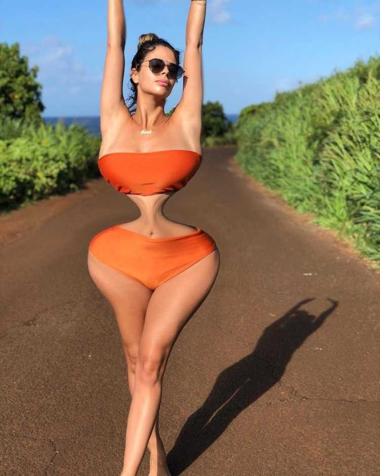 Красивая женская фигура сзади