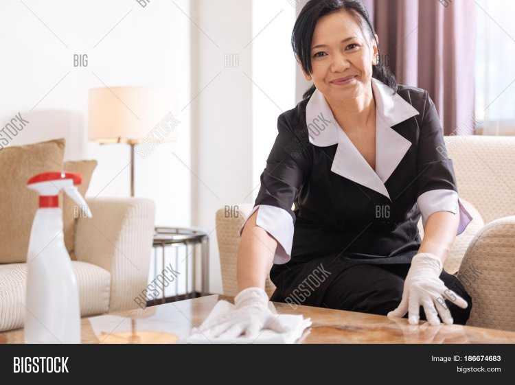 Горничная азиатка в отеле