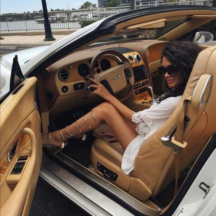 Богатая девушка в машине