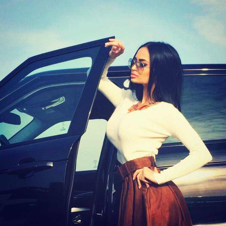 Нита Кузьмина возле машины