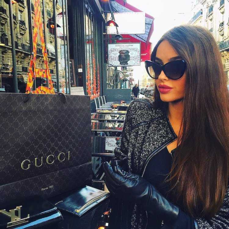 Стильная брюнетка в очках