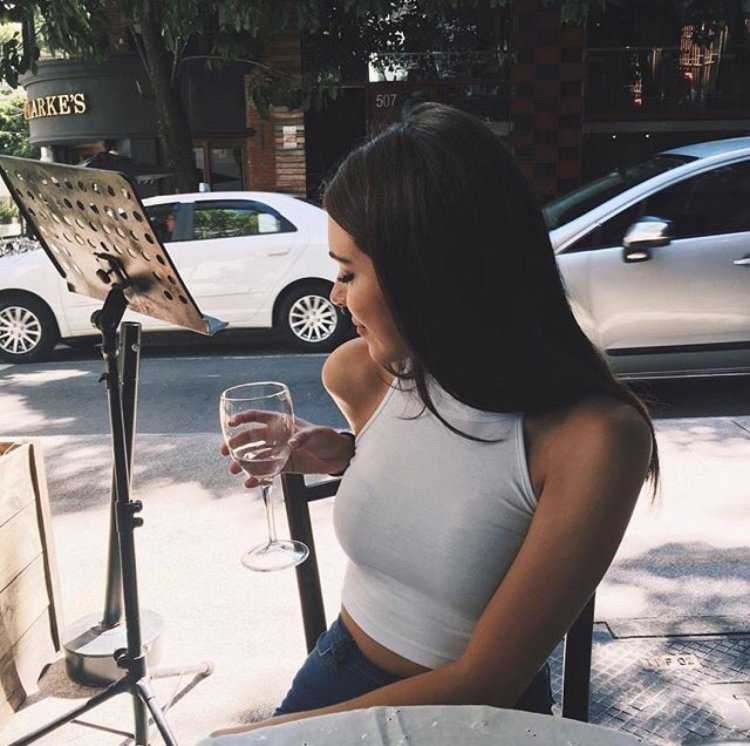 Брюнетка в кафе