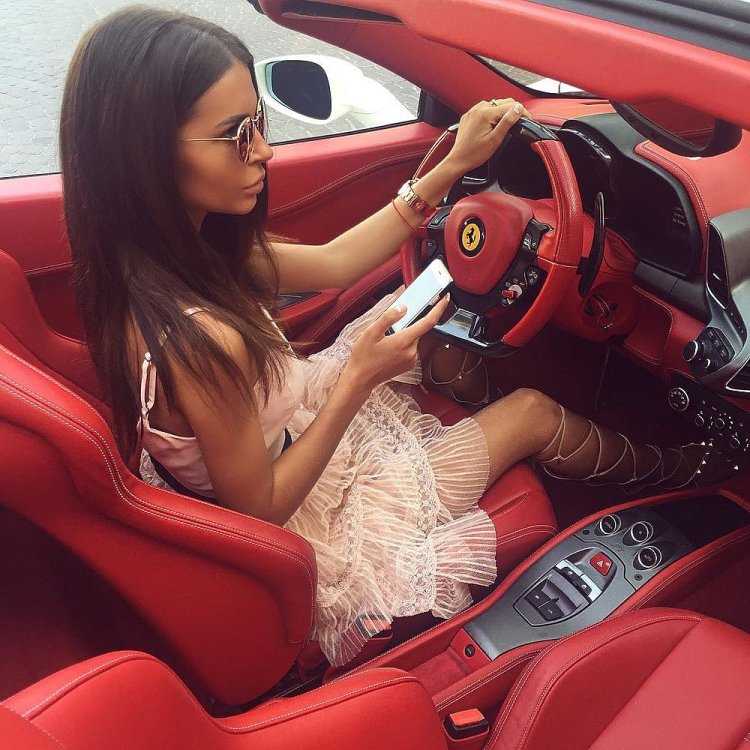 Девушка в дорогой машине