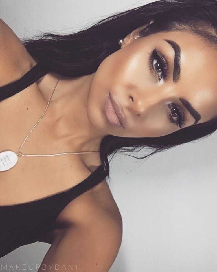 Смуглая брюнетка