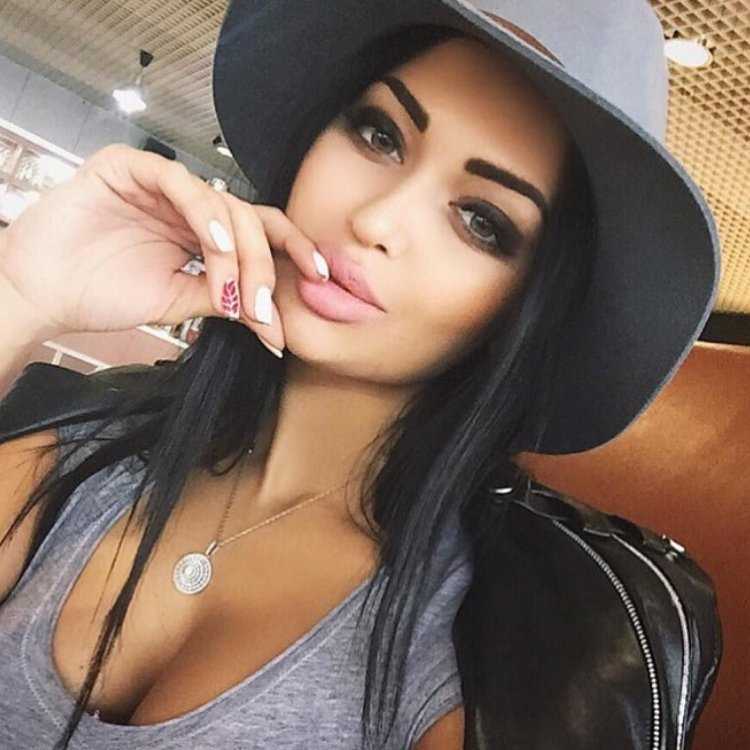 Нита Кузьмина в бейсболке