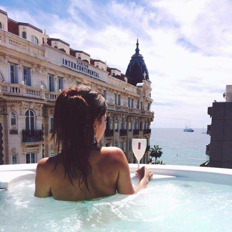 Девушка за границей