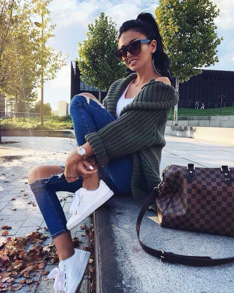 Брюнетка с ребенком