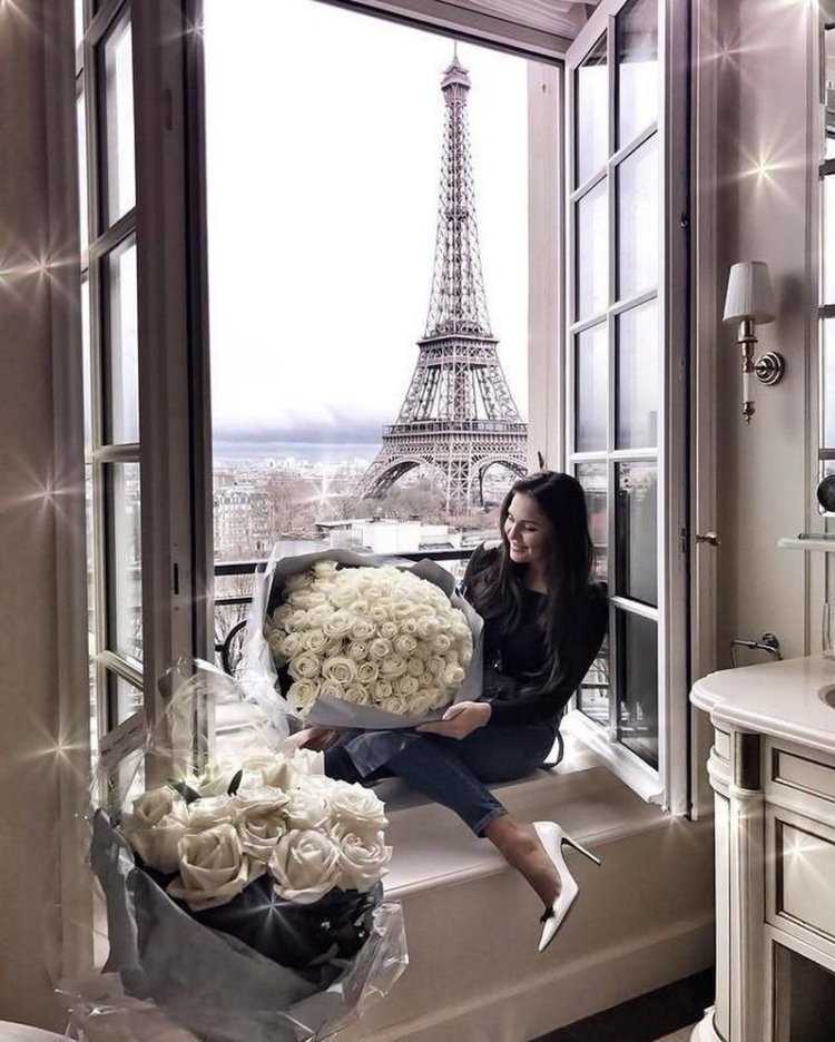 Девушка в роскошном доме