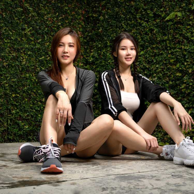 Две девочки азиатки