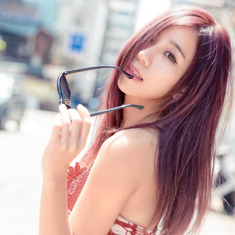 Красивая азиатка модная