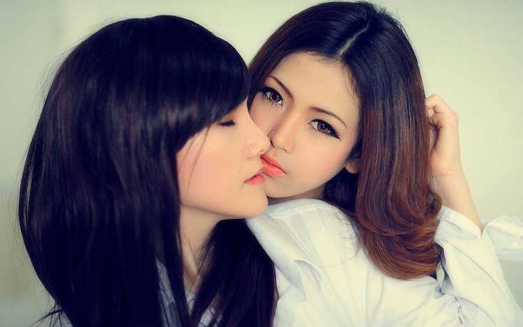 Две азиатки