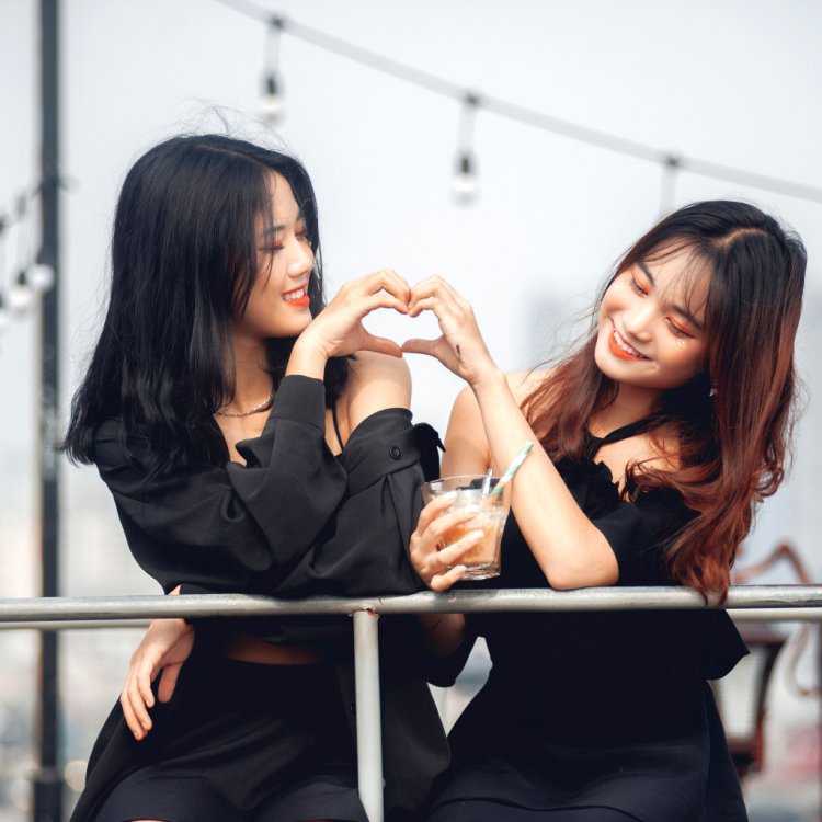 Две азиатские девушки