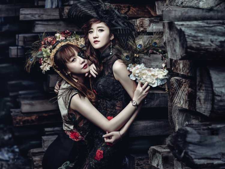 Две азиатские девушки