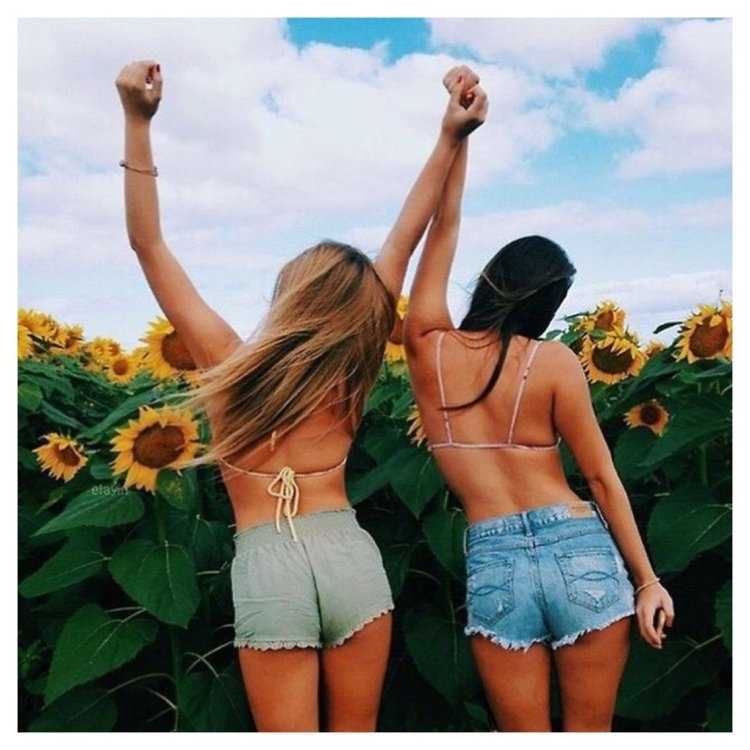 Лучшие подруги блондинка и брюнетка