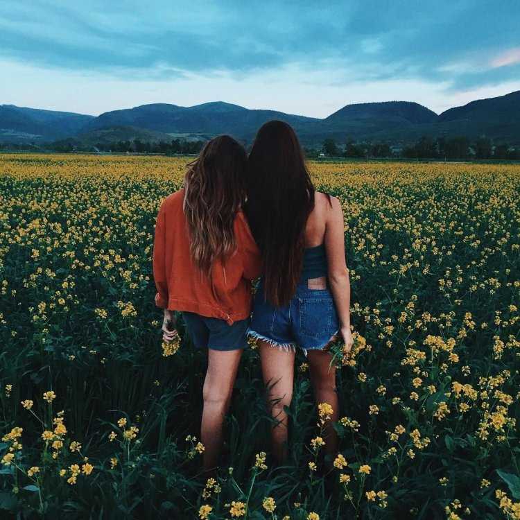 Лучшие подруги обнимаются на улице