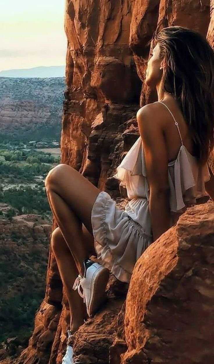 Брюнетка на обрыве