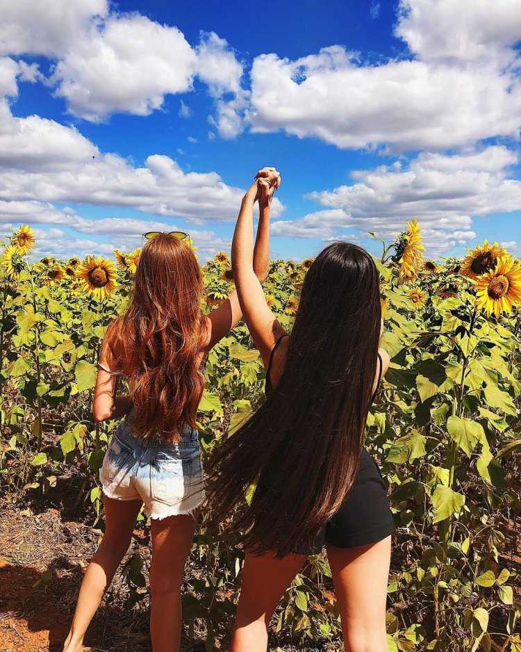 Подруги со спины