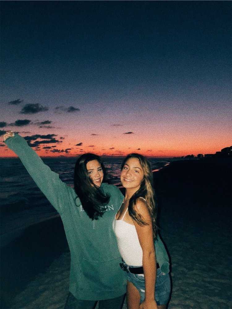 Лучшие подруги на закате