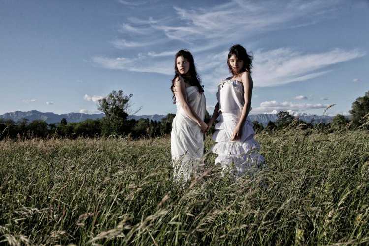 Две девушки в поле