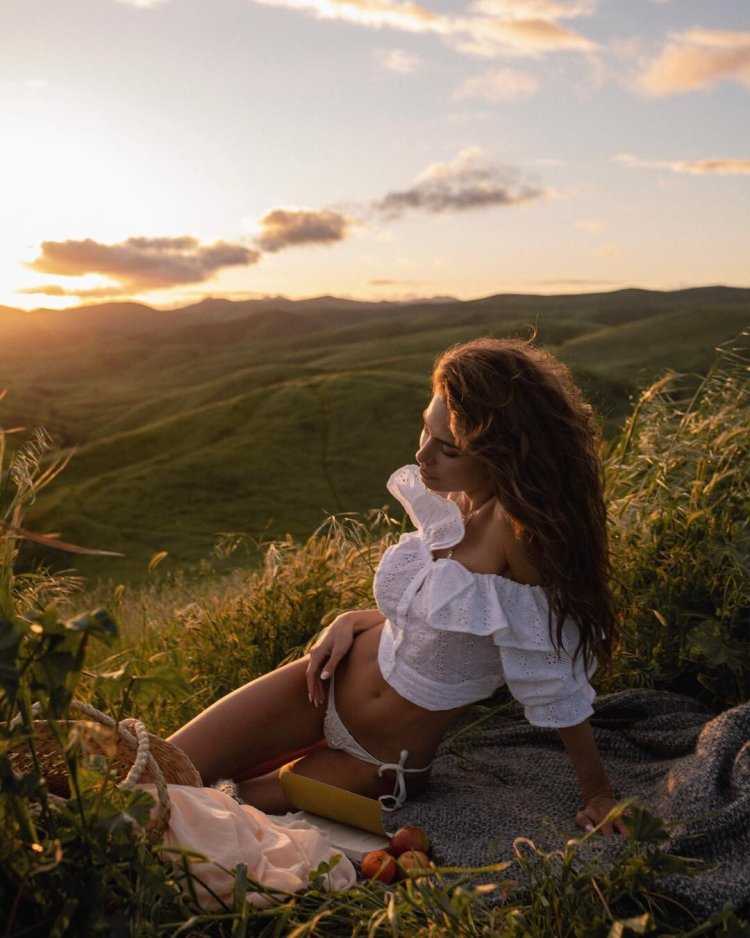 Чувственная фотосессия на природе