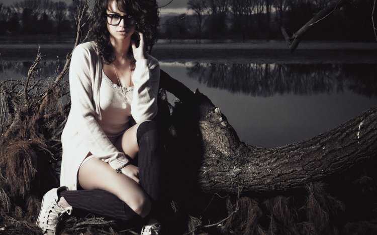 Брюнетка с чёлкой на природе