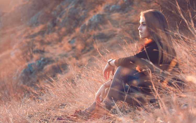 Девушка с длинными волосами сидит