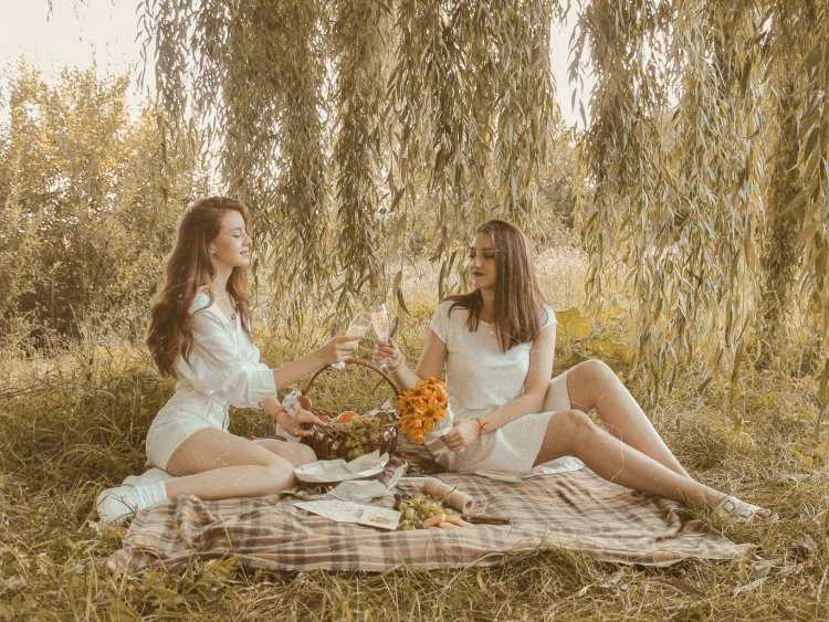 Подруги на природе