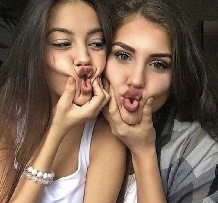 Селфи двух подруг