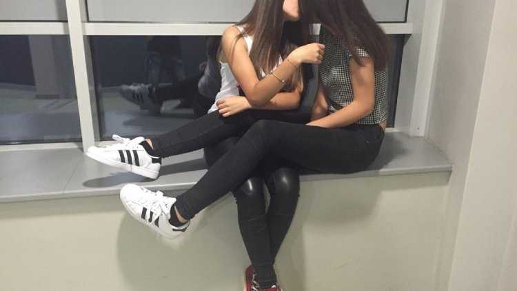 Две красивые девушки без лица