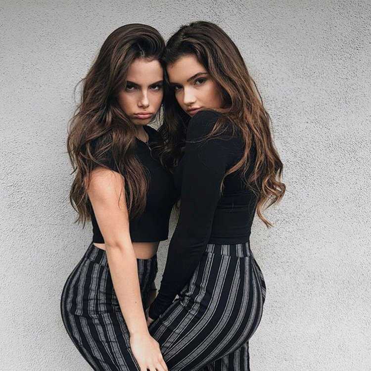 Две красивые девушки