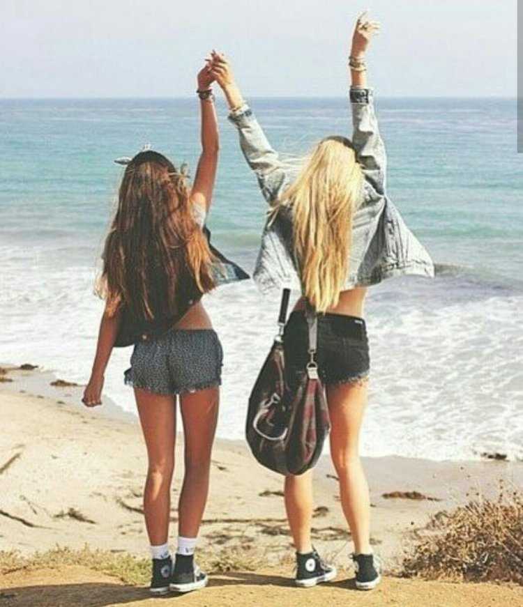 Две подруги со спины