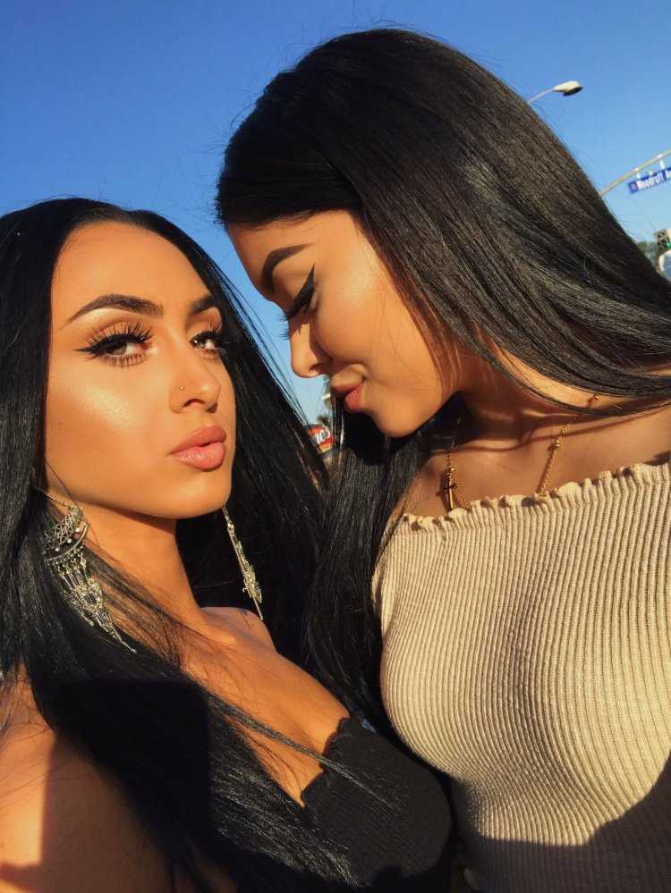 Две брюнетки