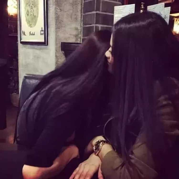 Подруги с темными волосами