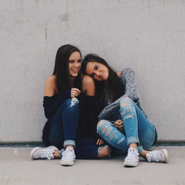 Две обычные подруги