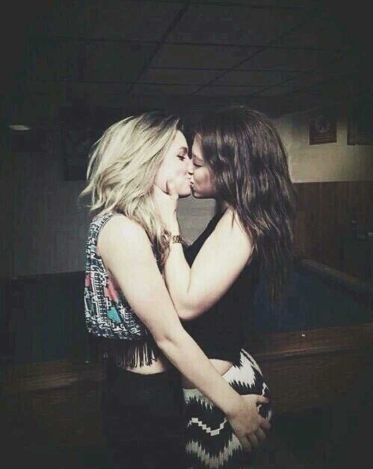 Поцелуй девушек друг с другом