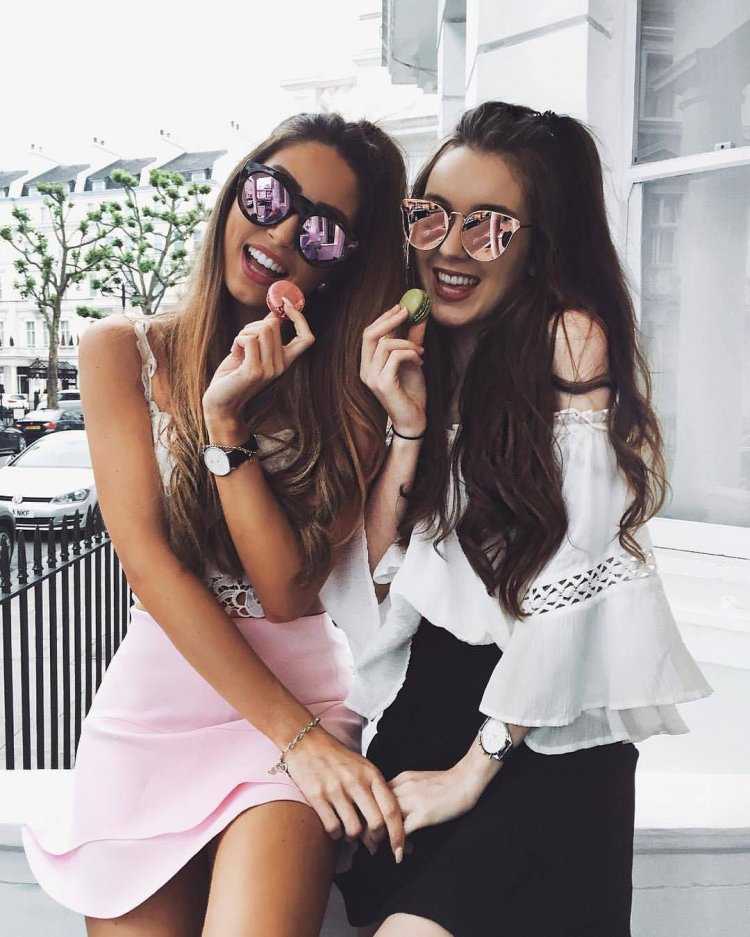 Две брюнетки подружки31