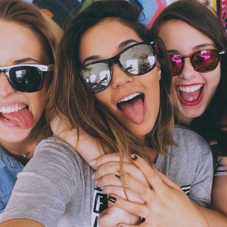 Три подруги селфи
